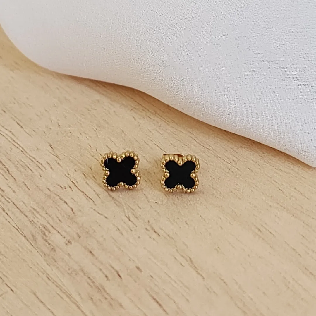 BRINCO AÇO DOURADO TREVO PRETO P