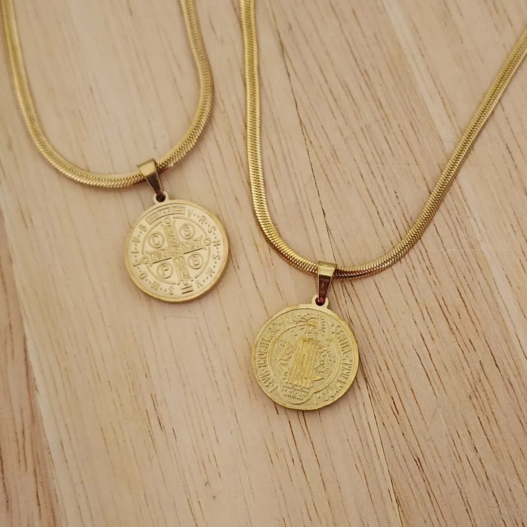 COLAR AÇO DOURADO FITA 40CM PINGENTE SÃO BENTO MÉDIO