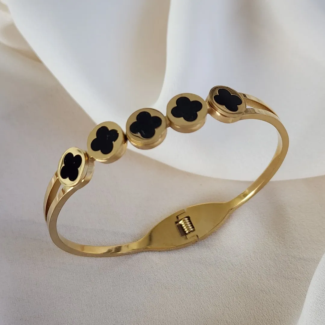 BRACELETE PULSEIRA AÇO TREVOS PRETOS
