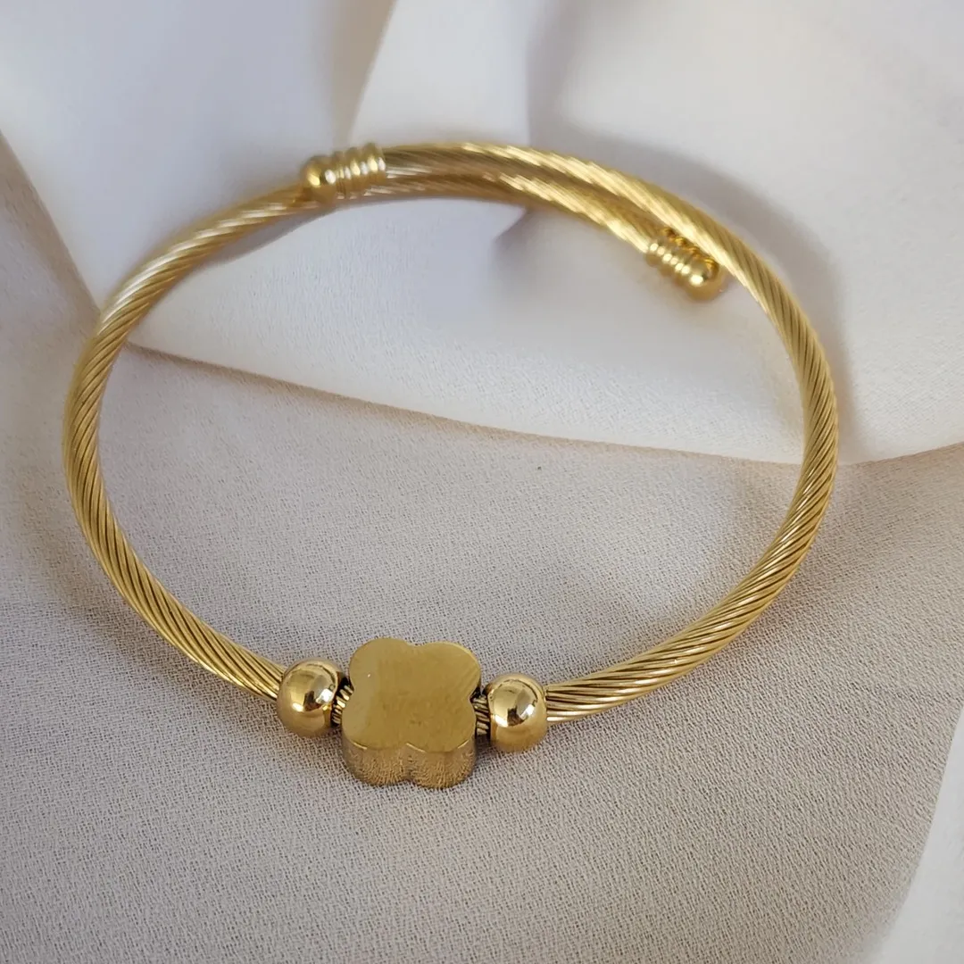 BRACELETE PULSEIRA AÇO ARO PINGENTE TREVO DOURADA