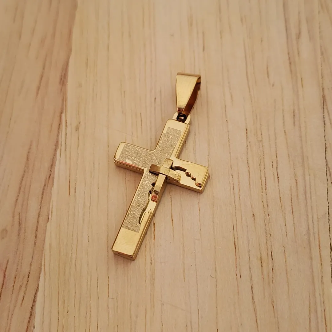 PINGENTE AÇO DOURADO CRUZ PAI NOSSO DETALHE