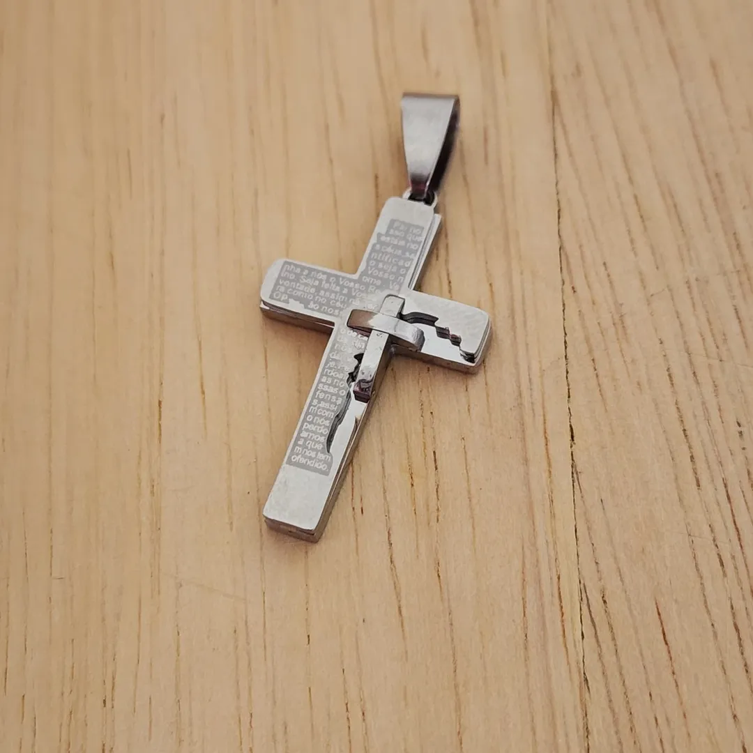 PINGENTE AÇO CRUZ PAI NOSSO DETALHE