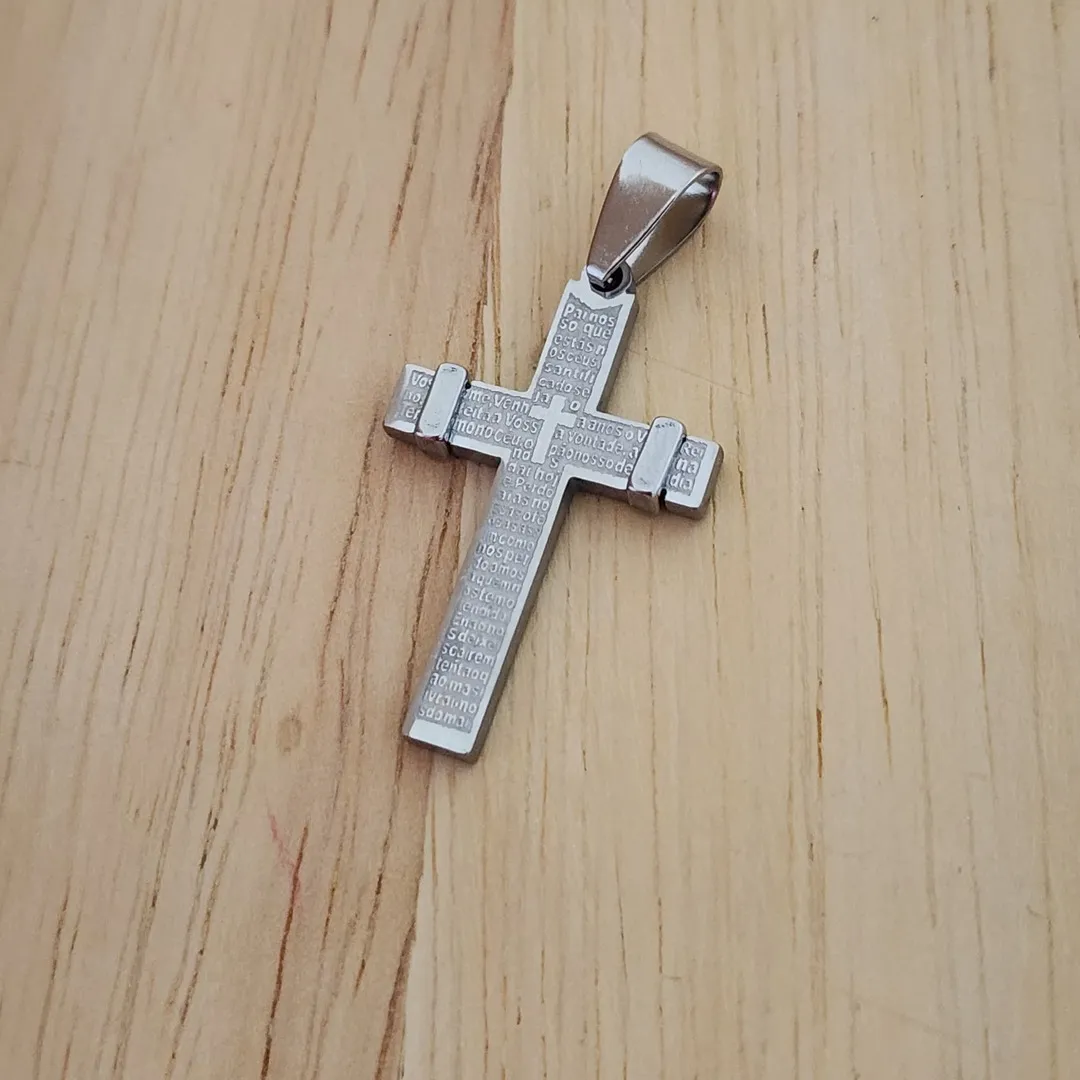 PINGENTE AÇO CRUZ PAI NOSSO DETALHE