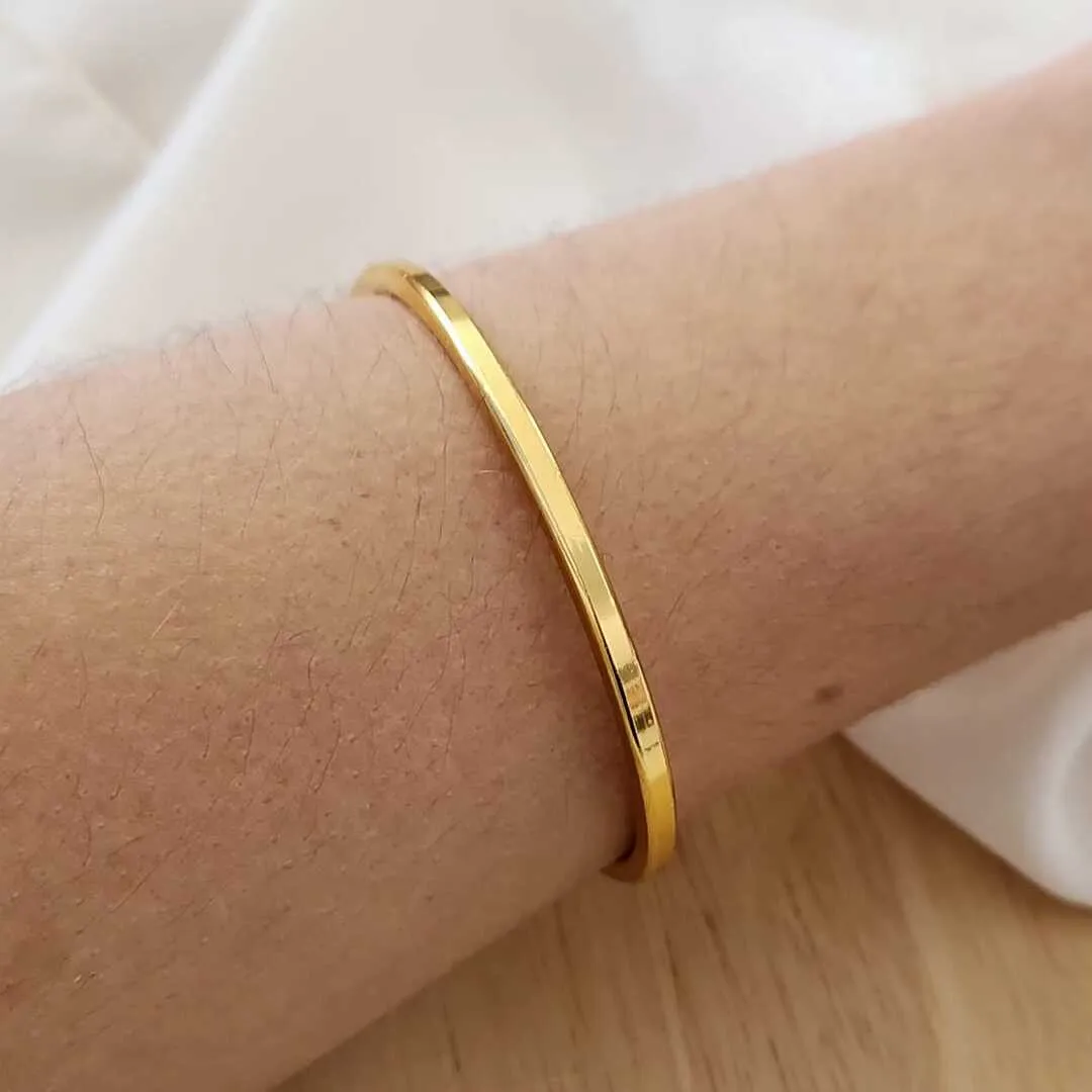 BRACELETE DOURADO ABERTO LISO QUADRICULADO