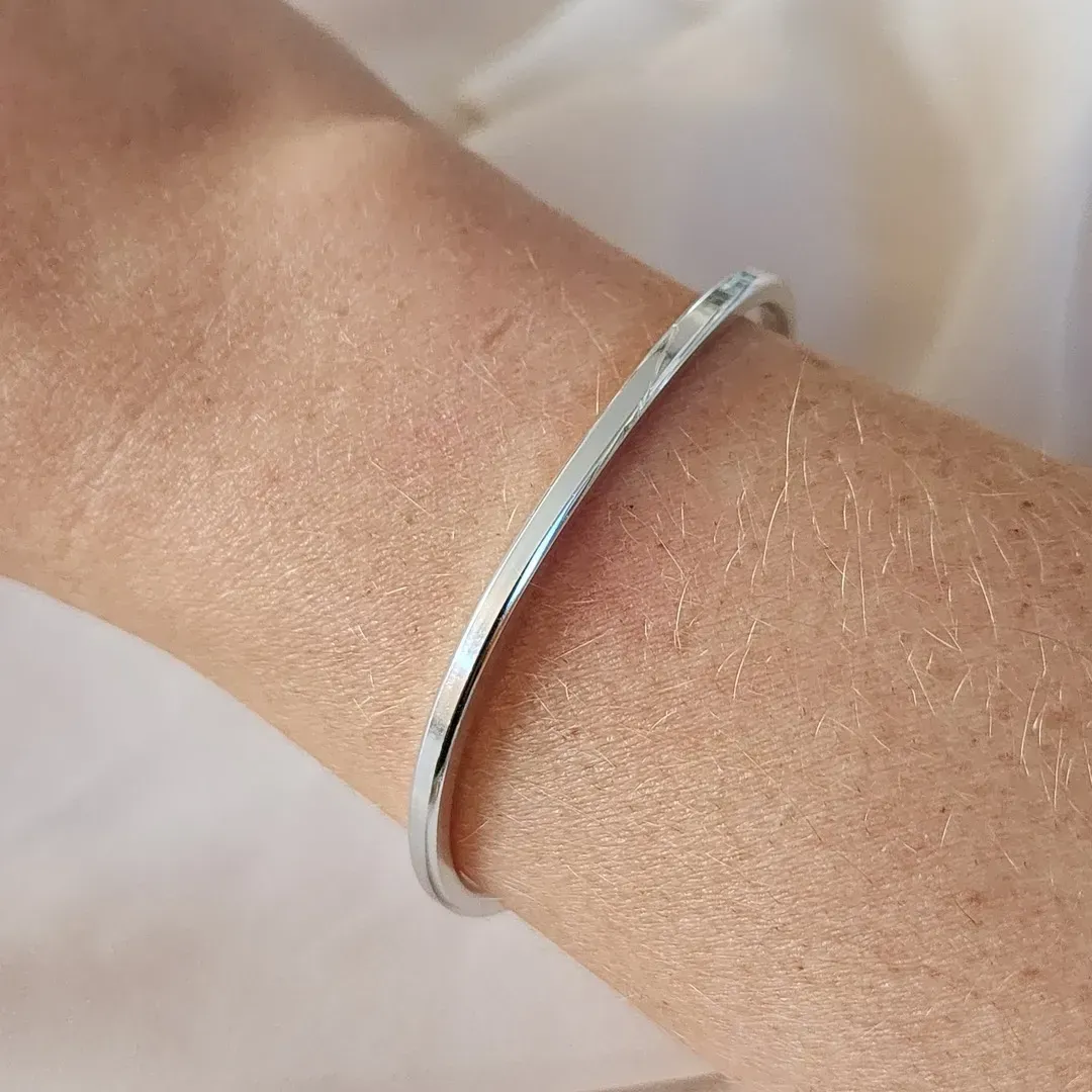 BRACELETE PRATA ABERTO LISO QUADRICULADO