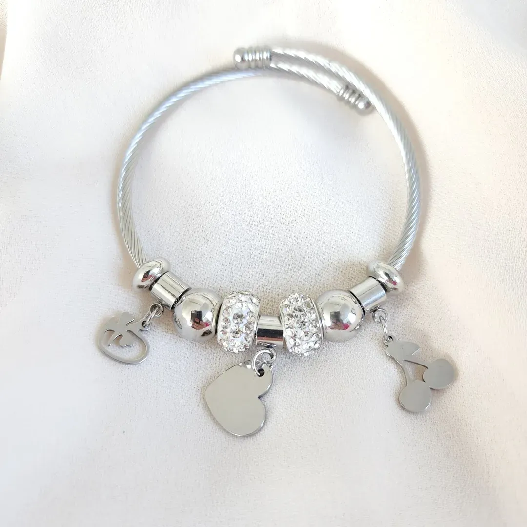 BRACELETE PULSEIRA AÇO ARO PINGENTES CEREJAS, CORAÇÃO E TREVO