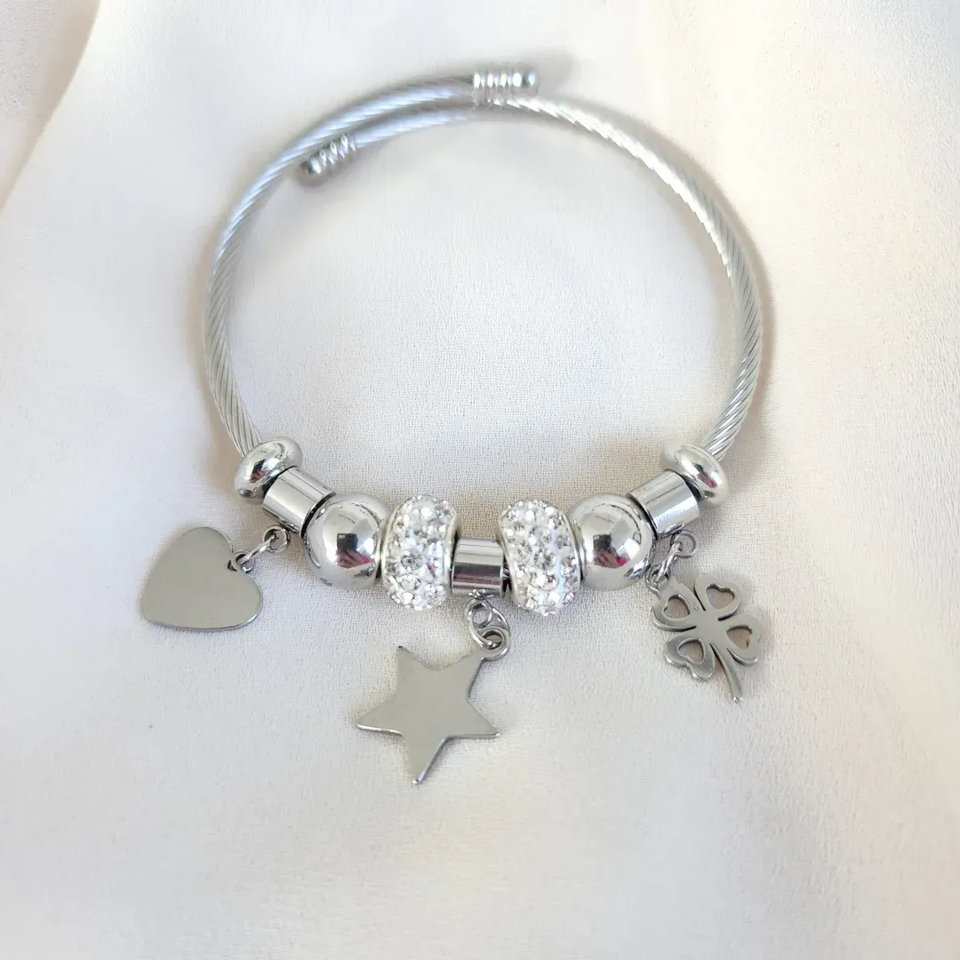 BRACELETE PULSEIRA AÇO ARO PINGENTES ESTRELA, CORAÇÃO E TREVO