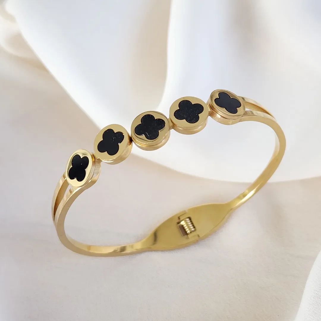 BRACELETE PULSEIRA AÇO TREVOS PRETOS
