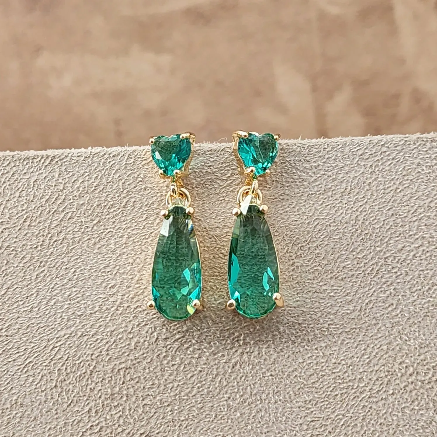 BRINCO DOURADO PEDRAS CORAÇÃO GOTA ESMERALDA