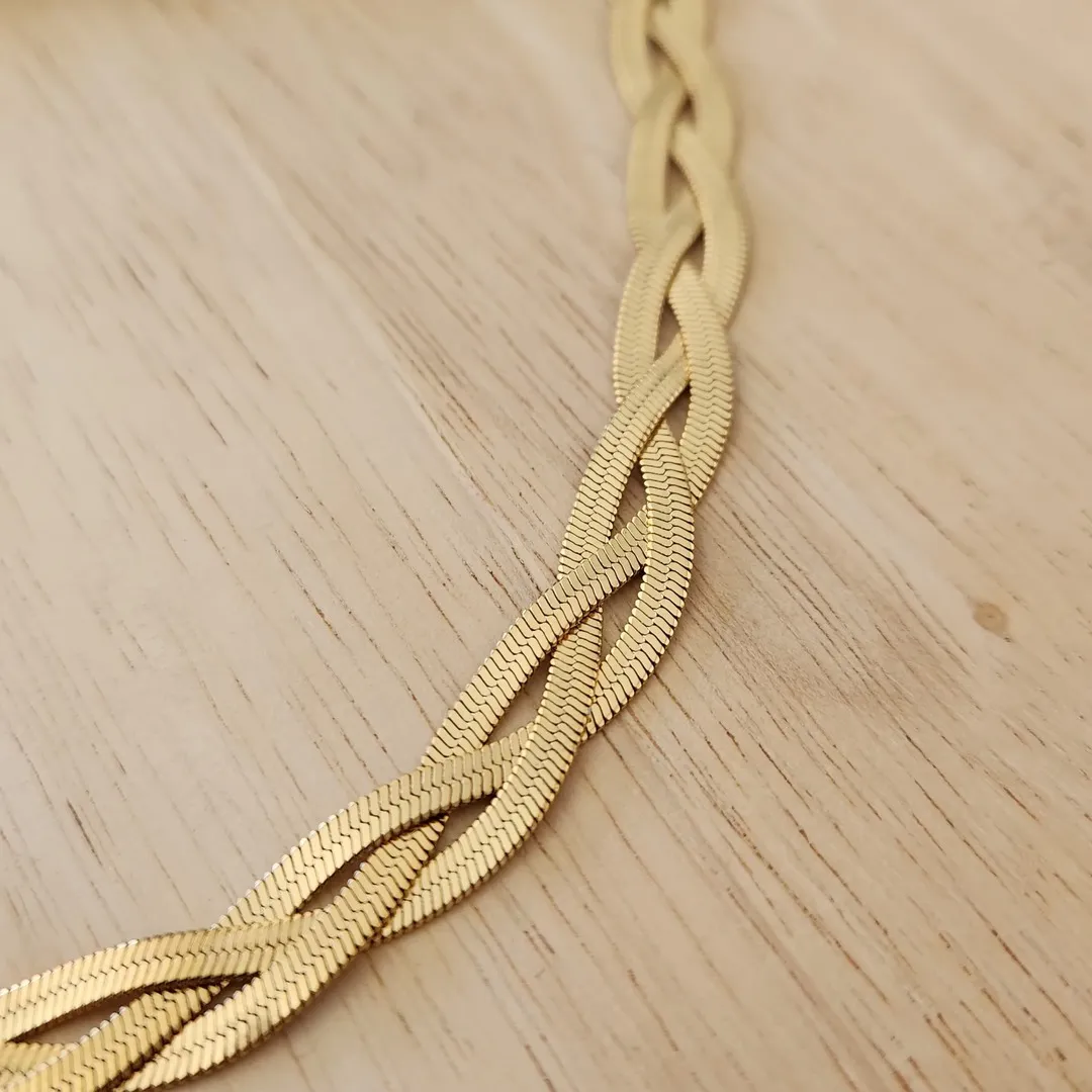 COLAR AÇO DOURADO MALHA FITA MÉDIA TRÊS FIOS TRANÇADOS 45+5CM