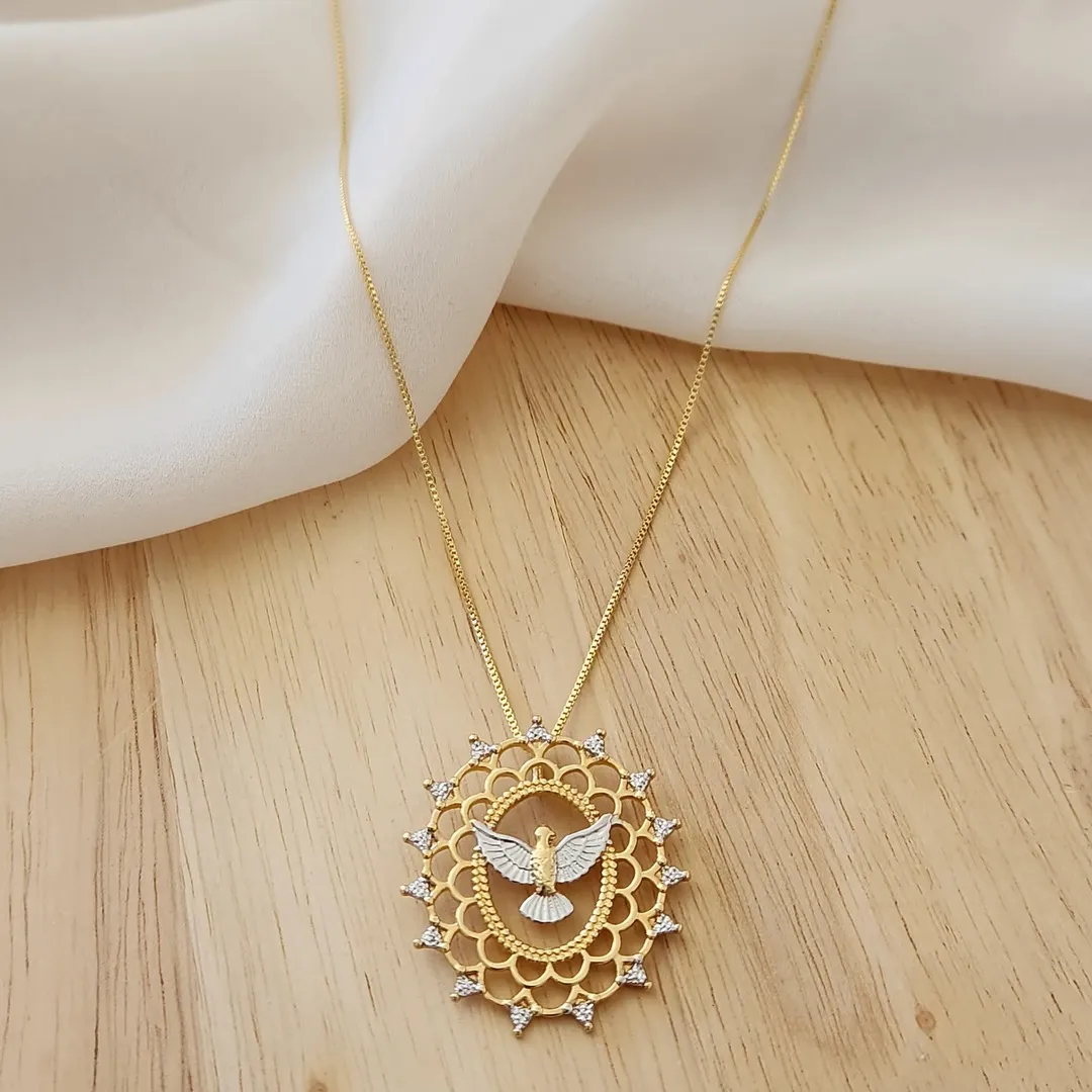 COLAR PINGENTE DIVINO ESPÍRITO SANTO BANHO TONS AMARELO E BRANCO