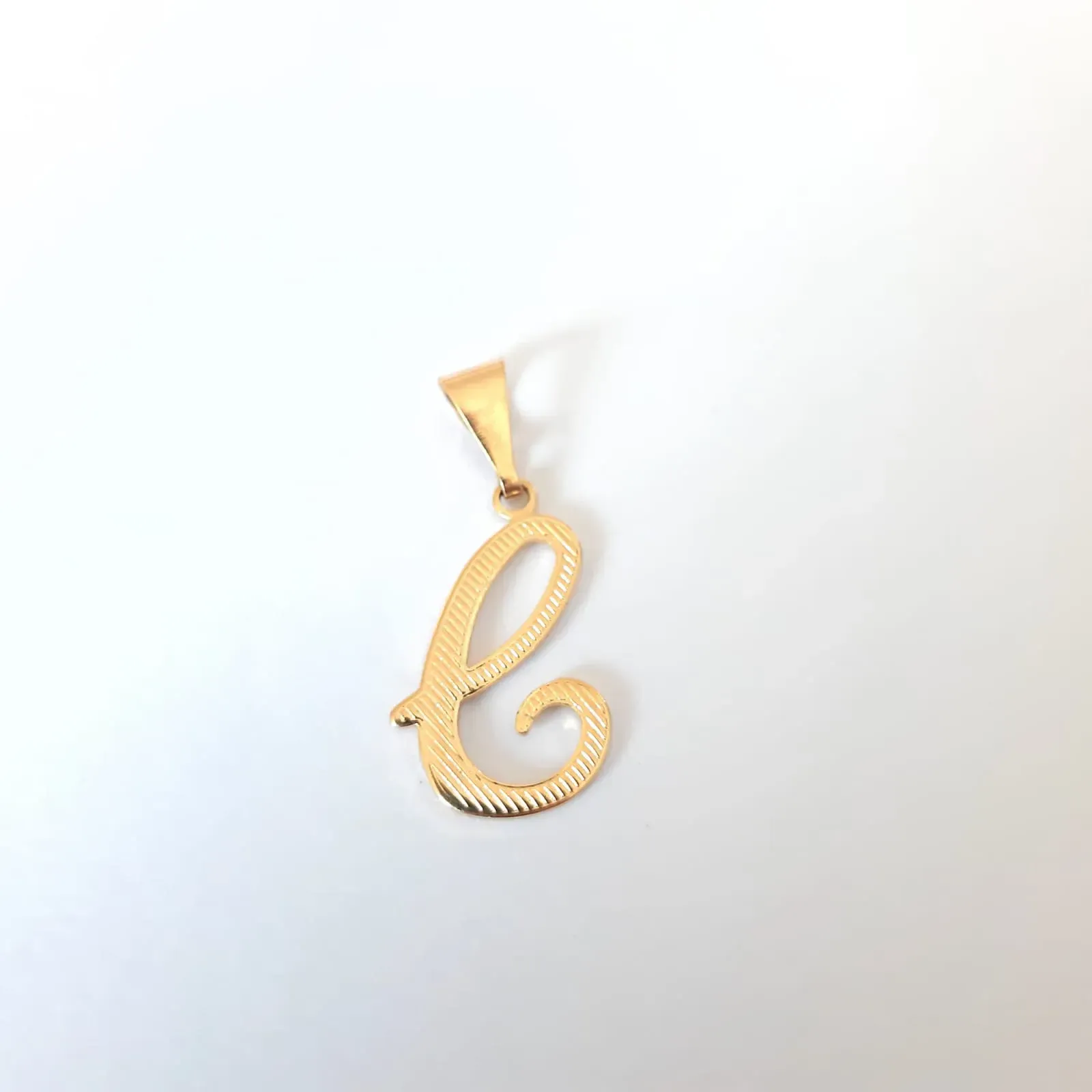 PINGENTE DOURADO LETRA C