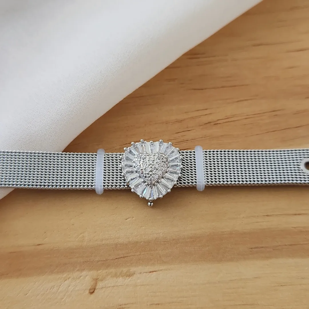 PULSEIRA RELÓGIO AÇO AJUSTÁVEL COM CHARM CORAÇÃO CRAVEJADO EM NAVETES