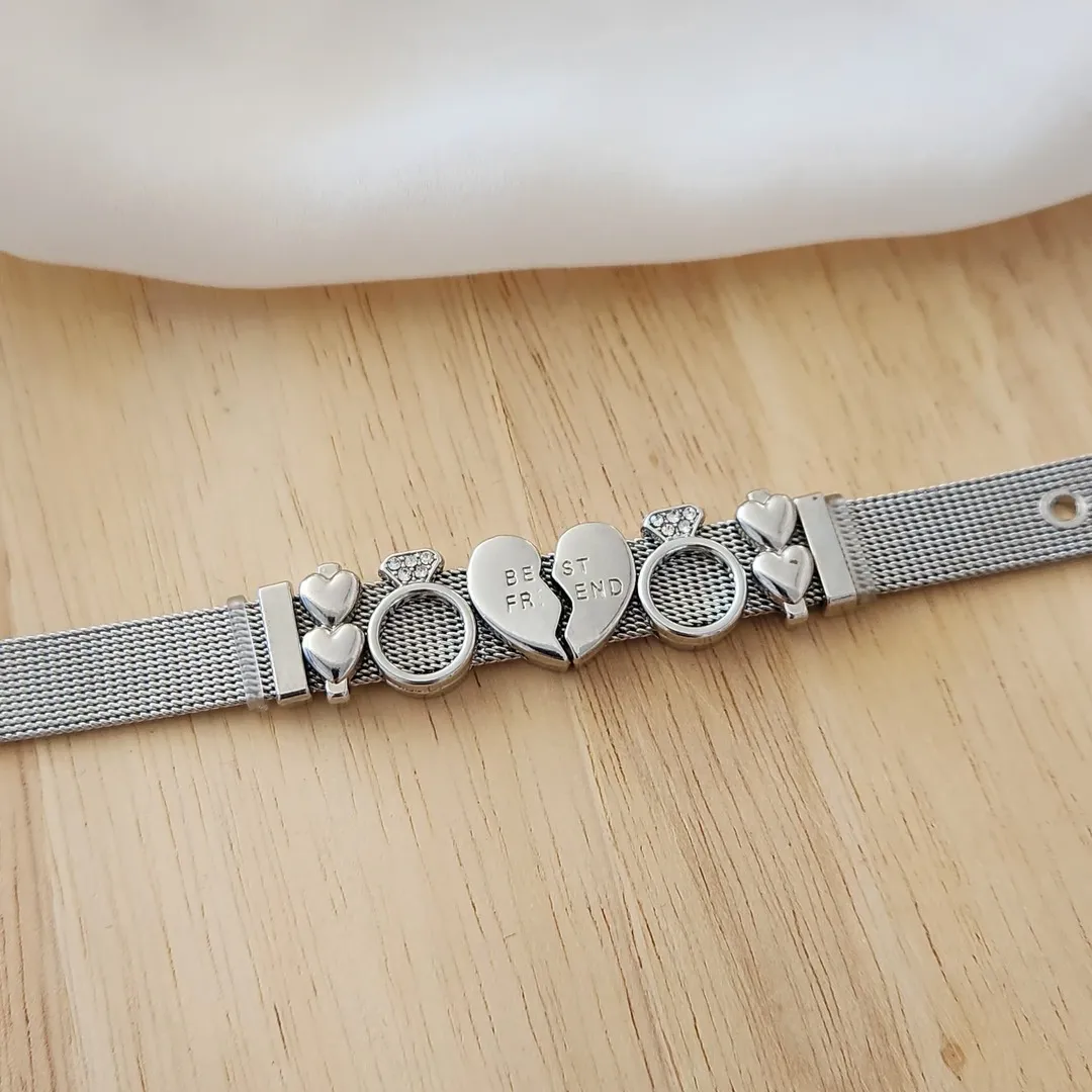 PULSEIRA RELÓGIO AÇO AJUSTÁVEL COM CHARMS CORAÇÕES/BESTFREND/ANEL/CORAÇÕES