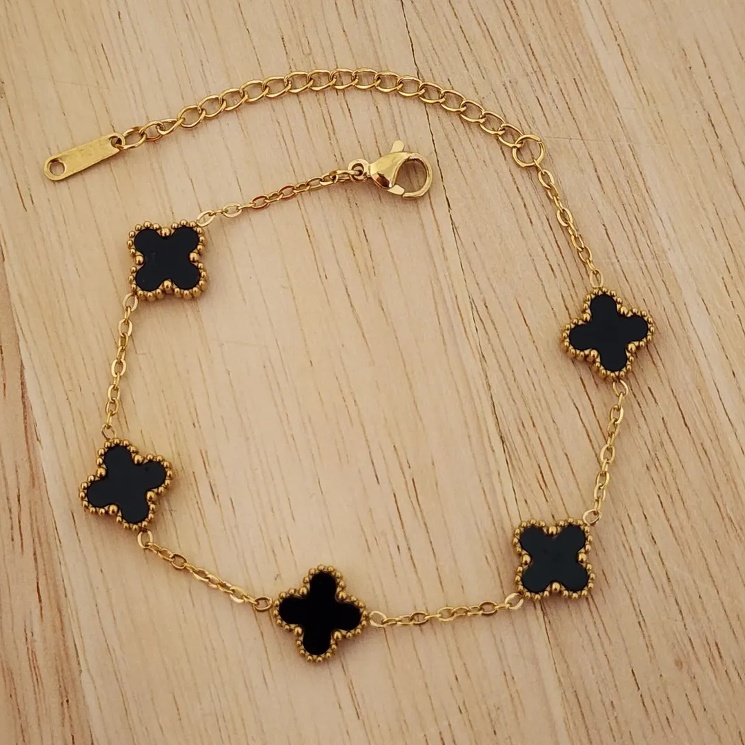 PULSEIRA AÇO DOURADA CINCO TREVOS PRETO M