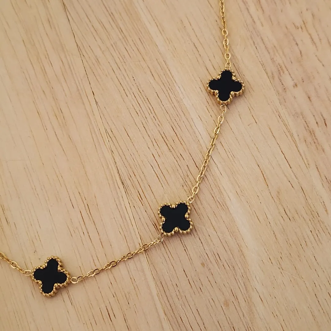 COLAR AÇO DOURADO CINCO TREVOS PRETOS M