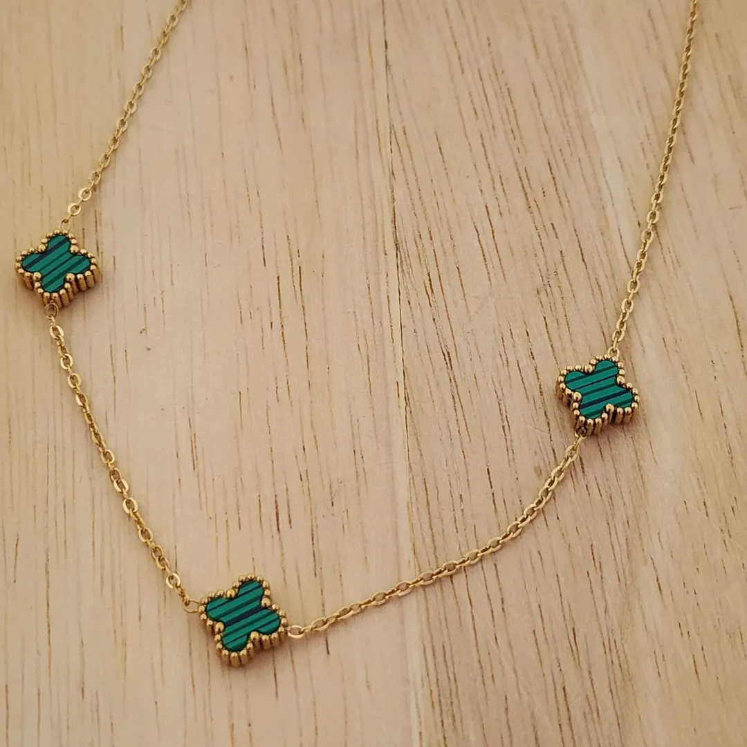 COLAR AÇO DOURADO TRÊS TREVOS VERDES P