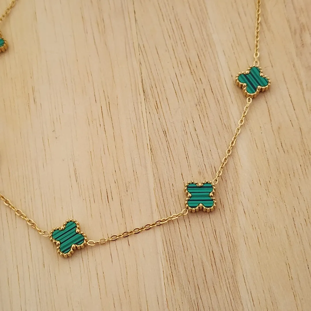 COLAR AÇO DOURADO CINCO TREVOS VERDES M