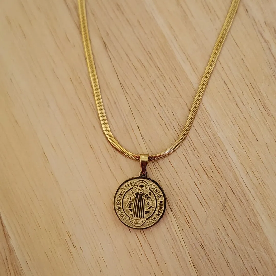 COLAR AÇO DOURADO FITA 40CM PINGENTE SÃO BENTO GRANDE
