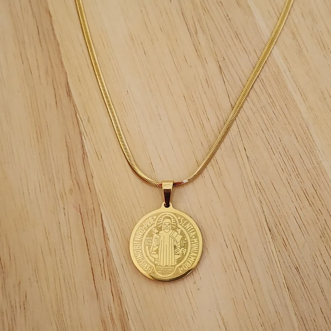 COLAR AÇO DOURADO FITA 40CM PINGENTE SÃO BENTO GRANDE