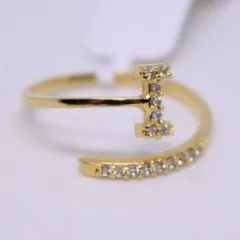 ANEL DOURADO CRAVEJADO MICROZIRCÔNIAS CRISTAL LETRA I