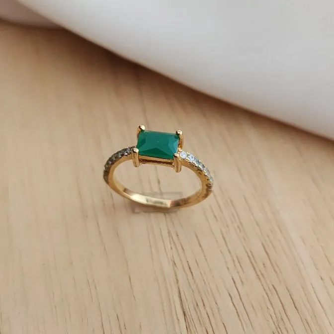 ANEL DOURADO ZIRCÔNIAS PEDRA VERDE