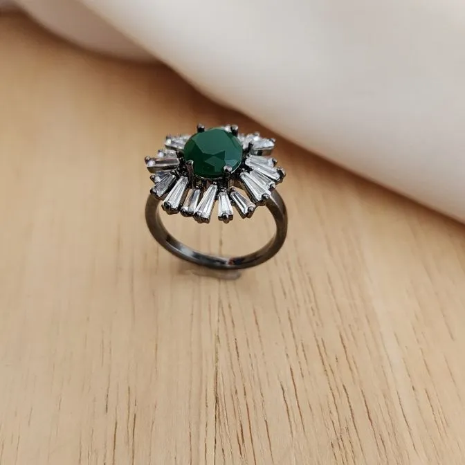 ANEL RÓDIO NEGRO PIZZA ESMERALDA COM ZIRCÔNIAS CRISTAL
