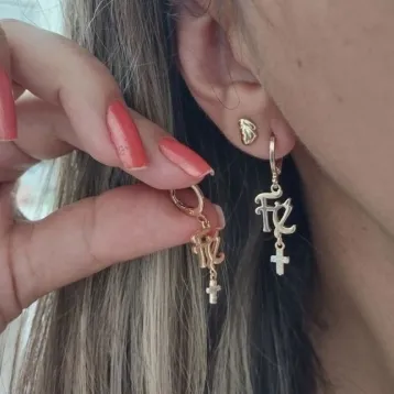 ARGOLINHA DOURADA PINGENTE FÉ E CRUZ CRAVEJADA EM MICROZIRCÔNIAS CRISTAL