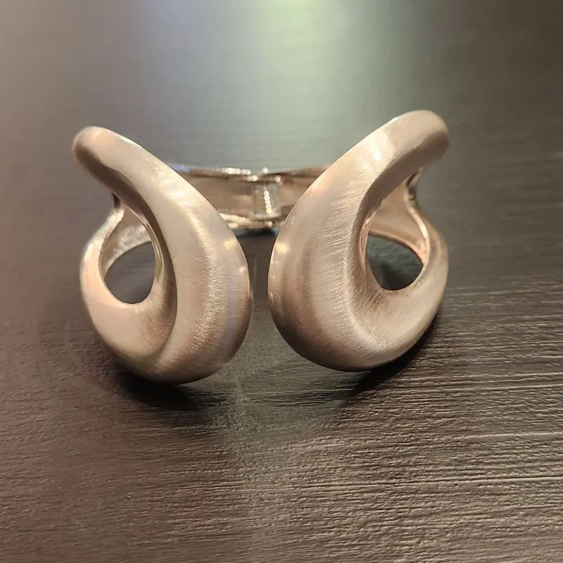 BRACELETE PRATA FOSQUEADA AJUSTÁVEL DUAS GOTAS VAZADAS