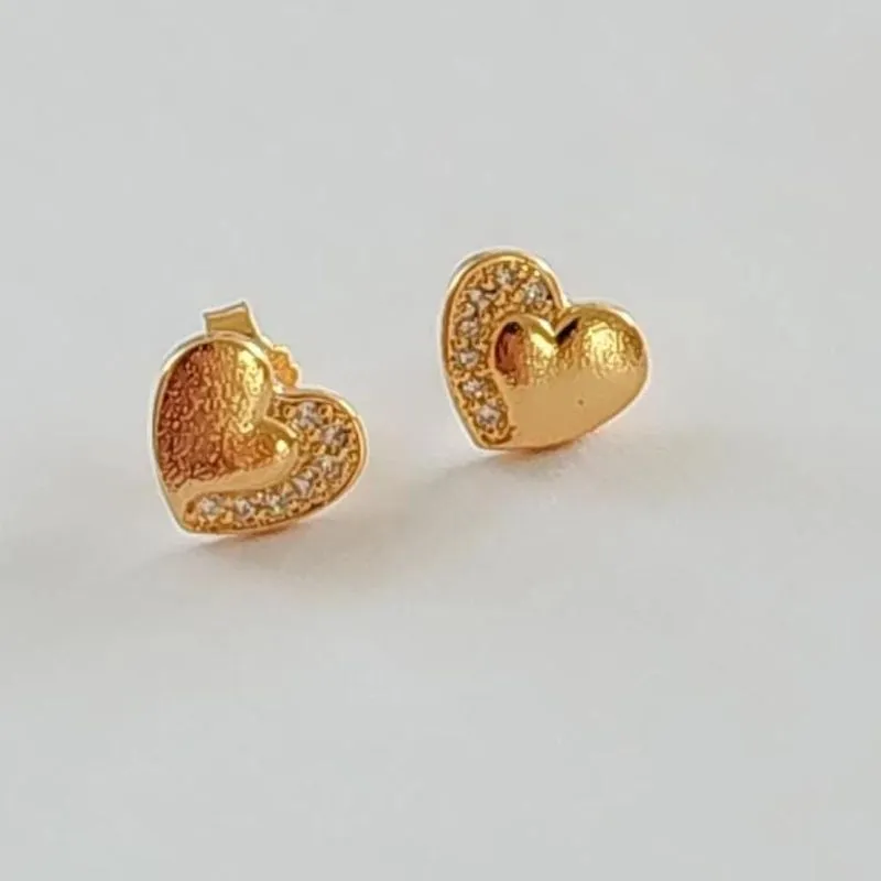 BRINCO DOURADO CORAÇÃO DETALHE CRAVEJADO CRISTAL