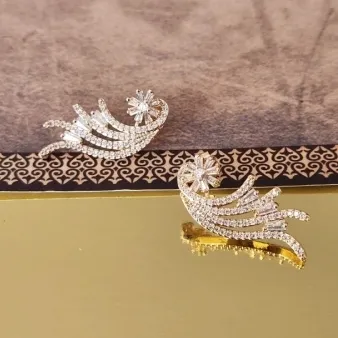 BRINCO DOURADO EAR MICRIZIRCÔNIAS E NAVETES CRISTAL