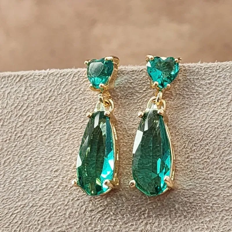 BRINCO DOURADO PEDRAS CORAÇÃO GOTA ESMERALDA