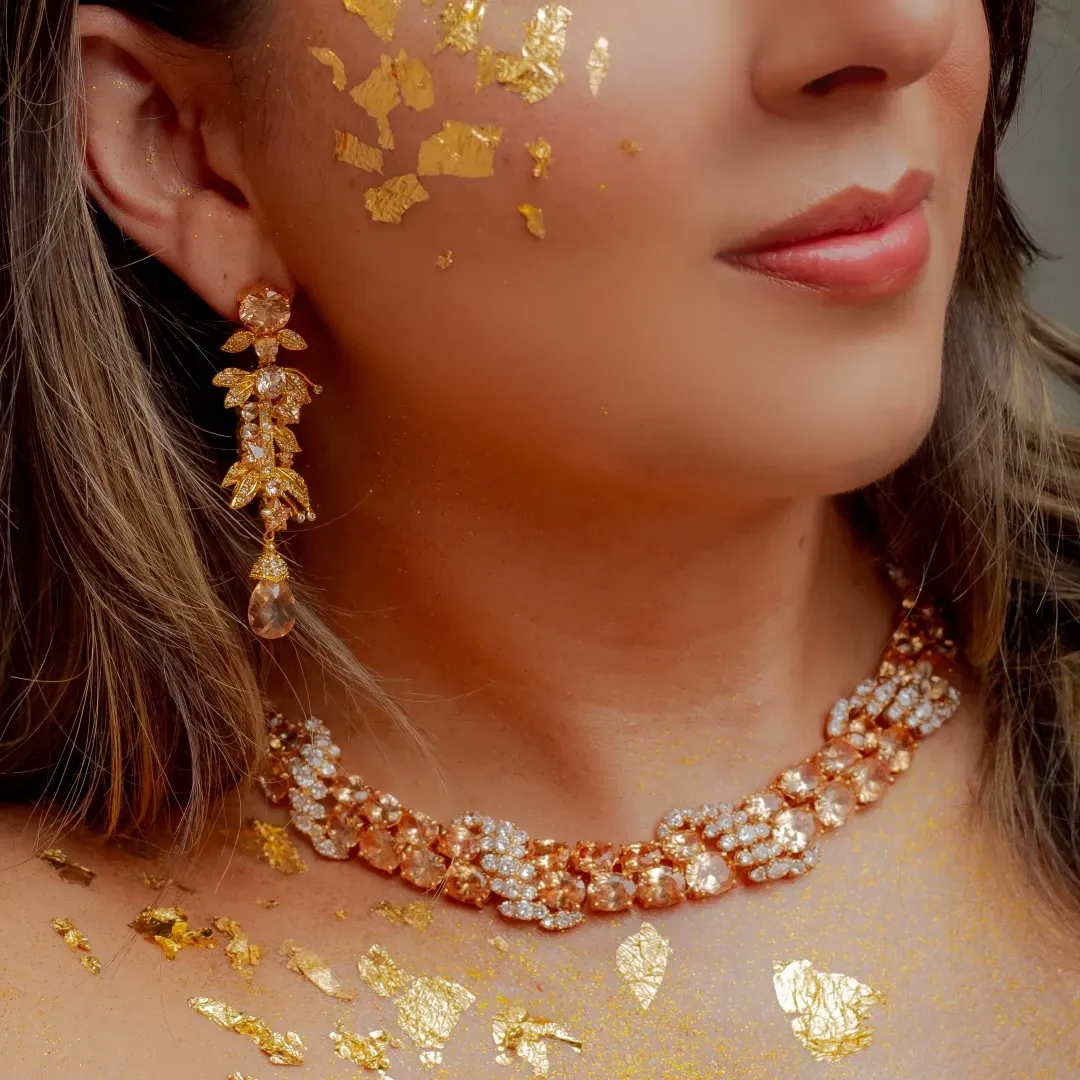 BRINCOS FESTA CRAVEJADO EM NAVETES TONS CRISTAL E CITRINO