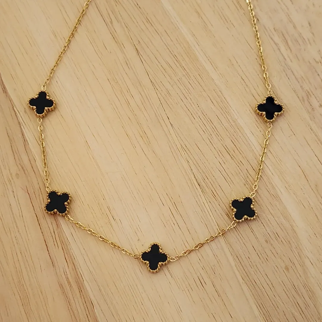 COLAR AÇO DOURADO CINCO TREVOS PRETOS M