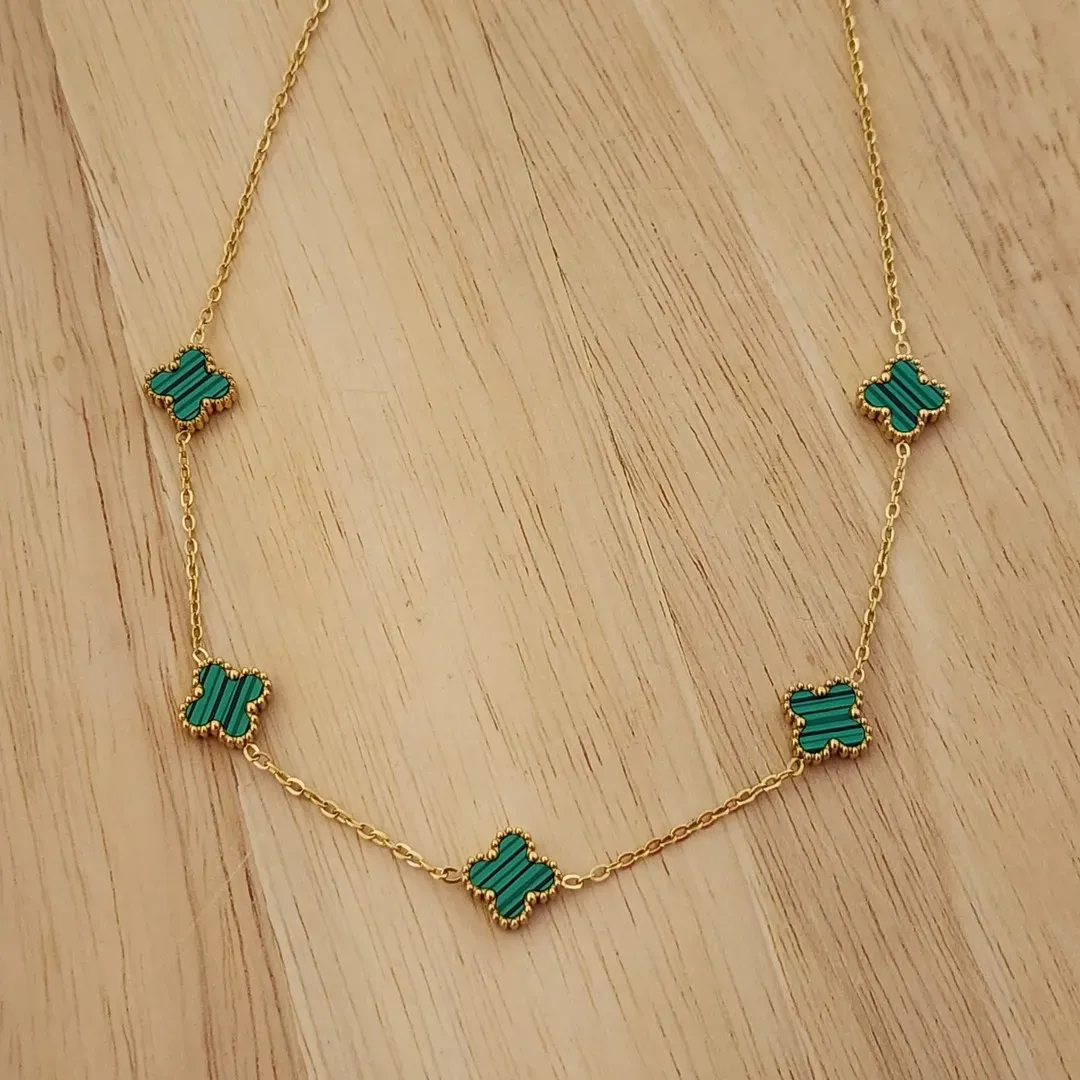 COLAR AÇO DOURADO CINCO TREVOS VERDES M