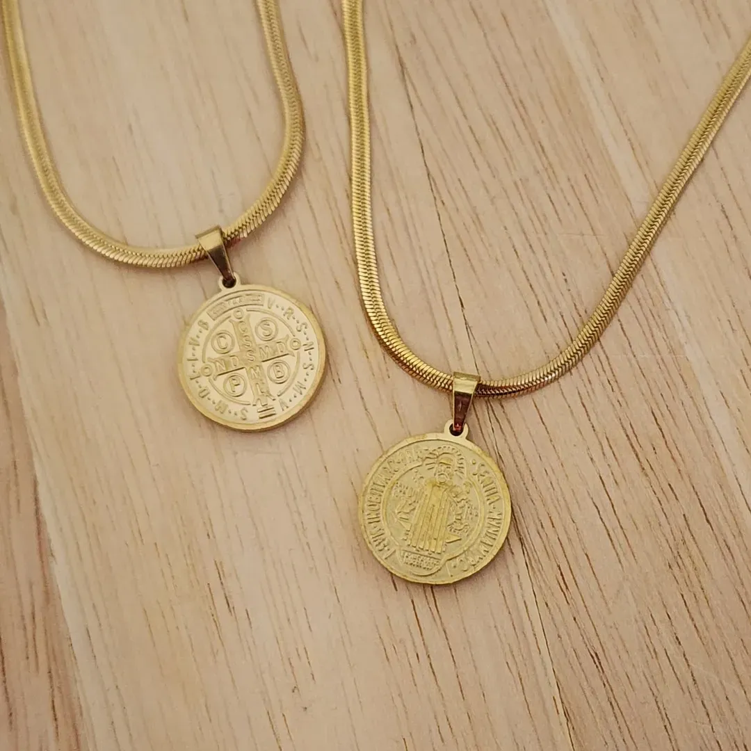 COLAR AÇO DOURADO FITA 40CM PINGENTE SÃO BENTO GRANDE