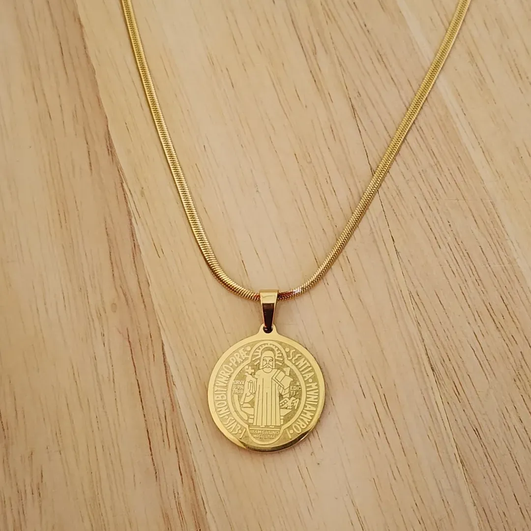 COLAR AÇO DOURADO FITA 40CM PINGENTE SÃO BENTO MÉDIO