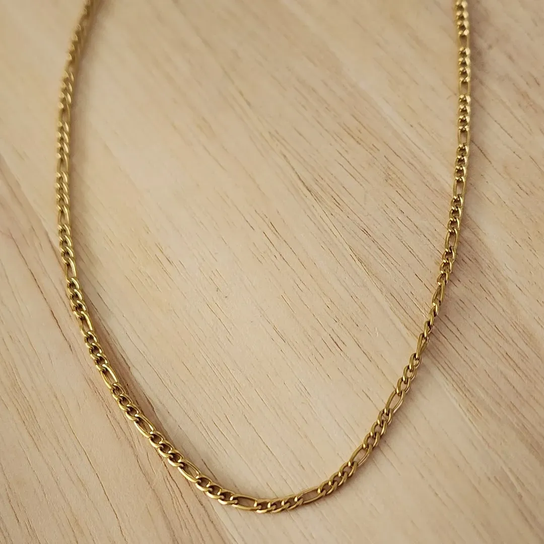 COLAR AÇO  DOURADO TRÊS POR UM MASCULINO 60CM