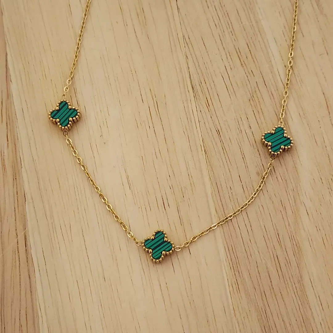 COLAR AÇO DOURADO TRÊS TREVOS VERDES P