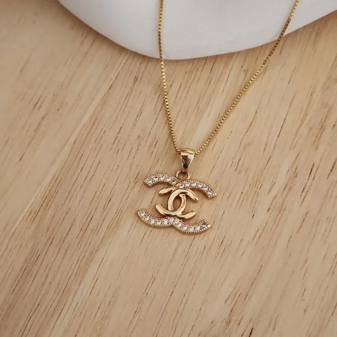 COLAR DOURADO CH CRAVEJADO EM MICROZIRCÔNIAS CRISTAL