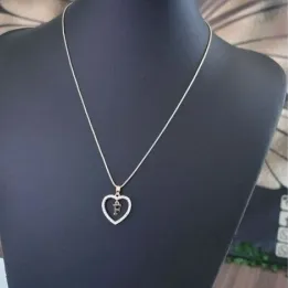 COLAR DOURADO PINGENTE CORAÇÃO VAZADO CRAVEJADO COM MICROZIRCÔNIAS CRISTAL DETALHE LETRA F
