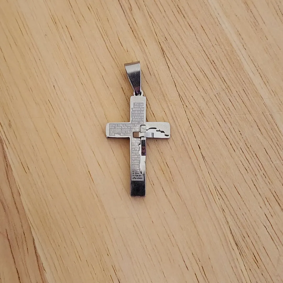PINGENTE AÇO CRUZ PAI NOSSO DETALHE