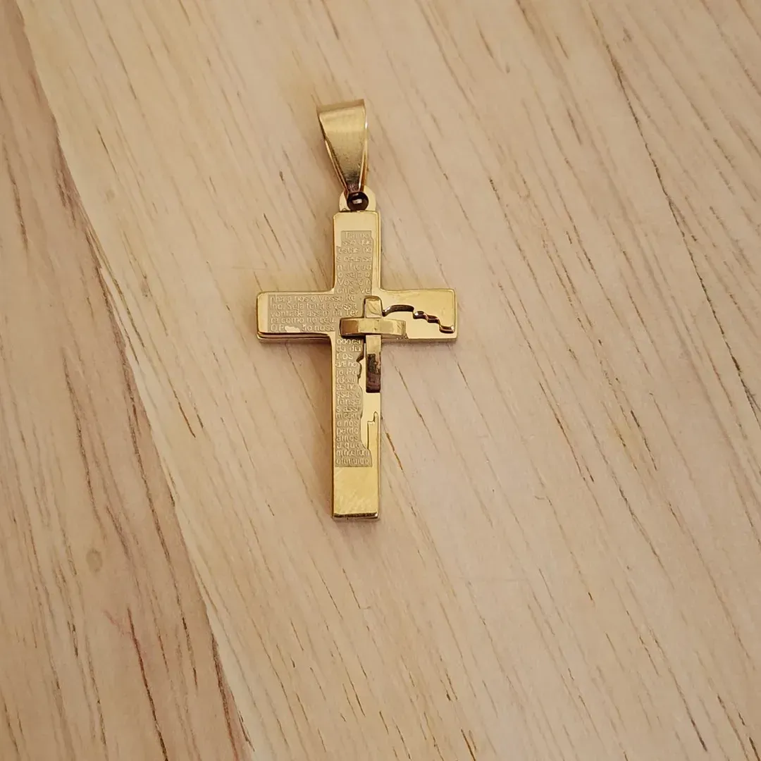 PINGENTE AÇO DOURADO CRUZ PAI NOSSO DETALHE