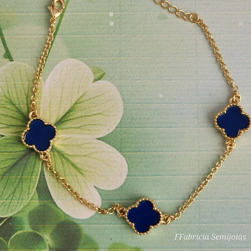 PULSEIRA COM 3 PINGENTES TREVO DE QUATRO FOLHAS AZUL RESINA INSPIRAÇÃO ALHAMBRA DE VAN CLEEF