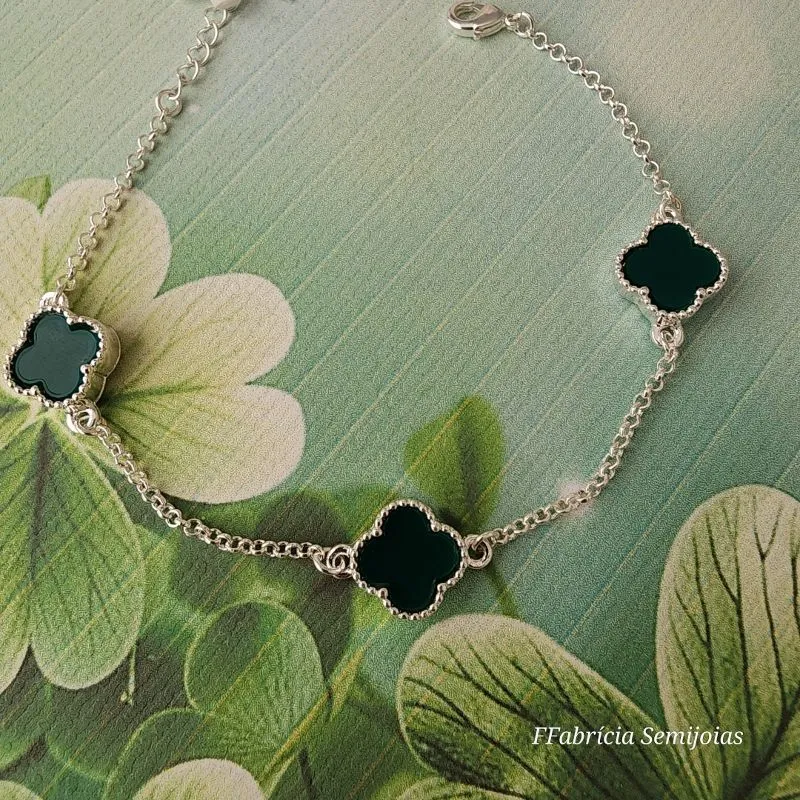PULSEIRA COM 3 PINGENTES TREVO DE QUATRO FOLHAS VERDE RESINA INSPIRAÇÃO ALHAMBRA DE VAN CLEEF