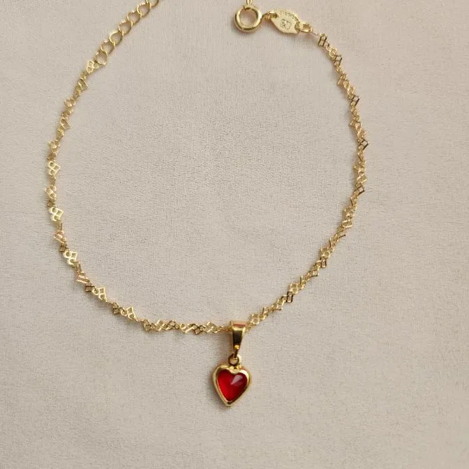 PULSEIRA DOURADA ELOS CORAÇÃO COM PINGENTE DE CORAÇÃO ZIRCÔNIA VERMELHA