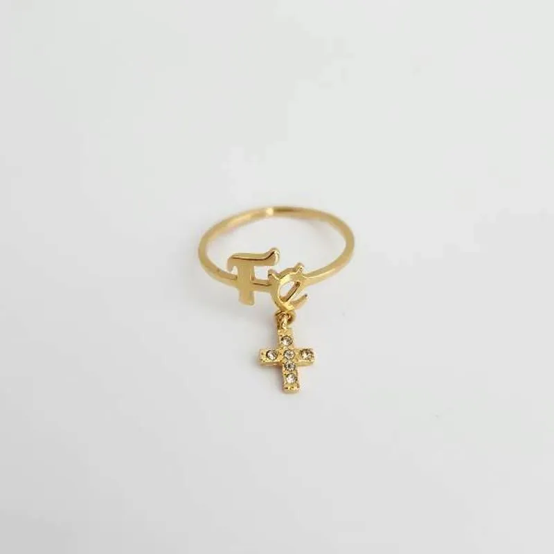 ANEL DOURADO FÉ CRUZ CRAVEJADA EM MICROZIRCÔNIAS CRISTAL