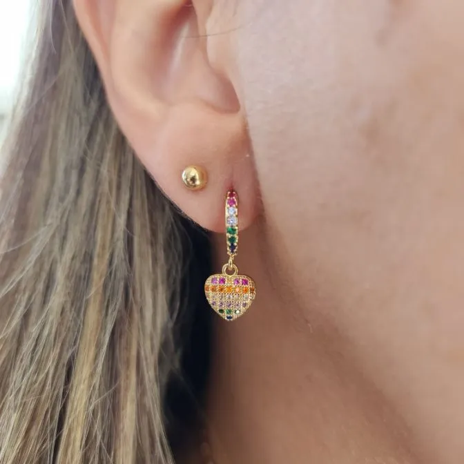 BRINCO ARGOLINHA CORAÇÃO CRAVEJADO EM MICROZIRCÔNIAS COLORIDAS