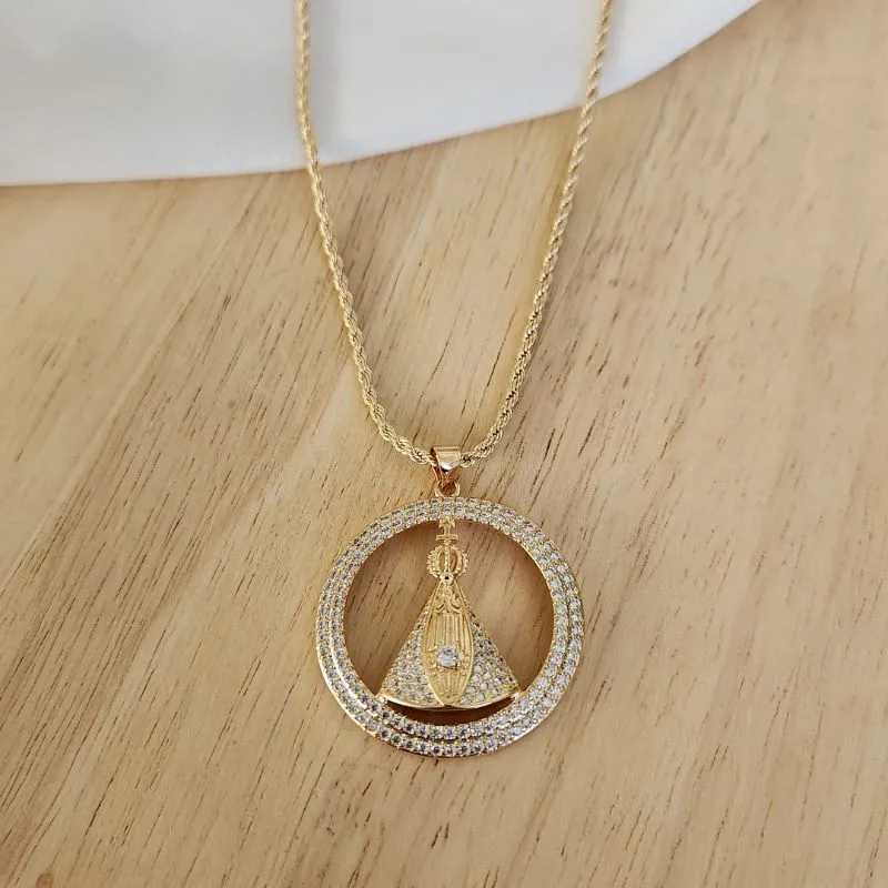 COLAR CHOKER CORRENTE BAIANA 30+10CM COM PINGENTE NOSSA SENHORA APARECIDA CRAVEJADO EM MICROZIRCÔNIAS CRISTAL