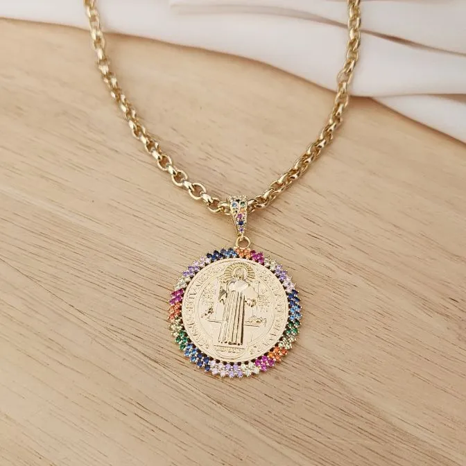 COLAR ELOS 40+10CM PINGENTE MEDALHA 3,5 CM SÃO BENTO CRAVEJADA E ZIRCÔNIAS COLORIDAS